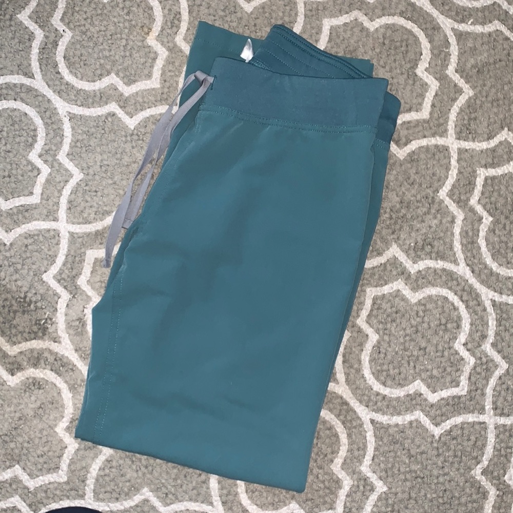 FIGS Scrubs Hydrogreen